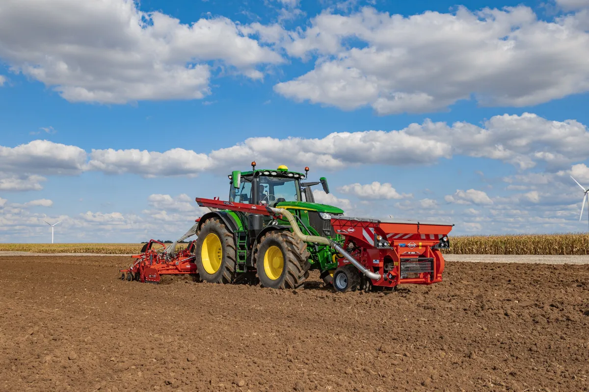 KUHN BTFR & HR with TF 1512 Front Hopper