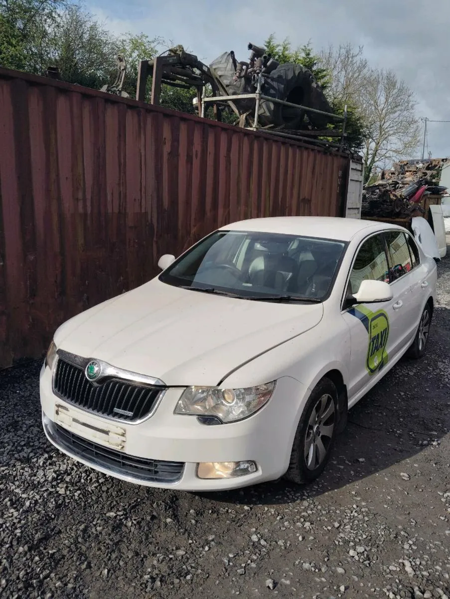 Breaking Skoda superb 2013 cayc MDM  lf9e 1.6tdi