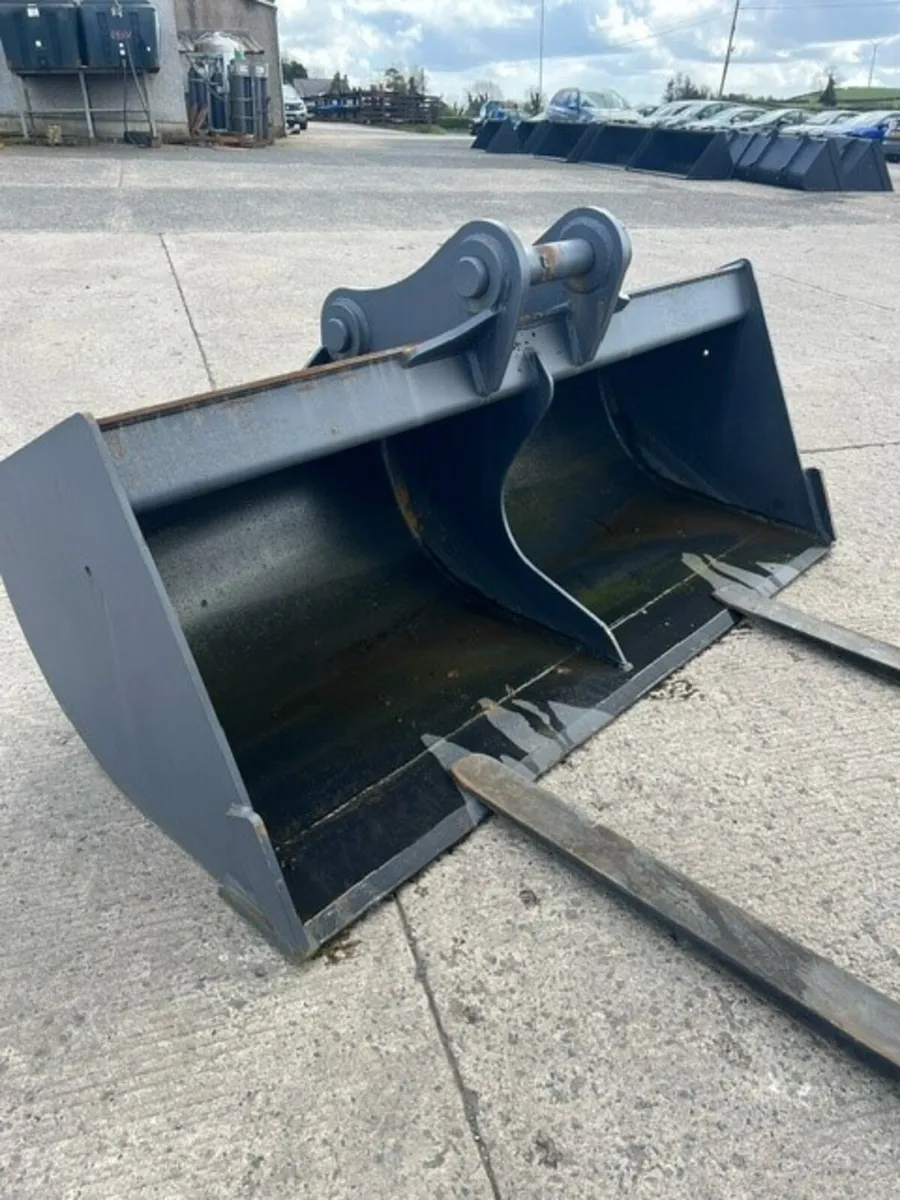 8ft sheugh/grading bucket to suit 35 ton machine