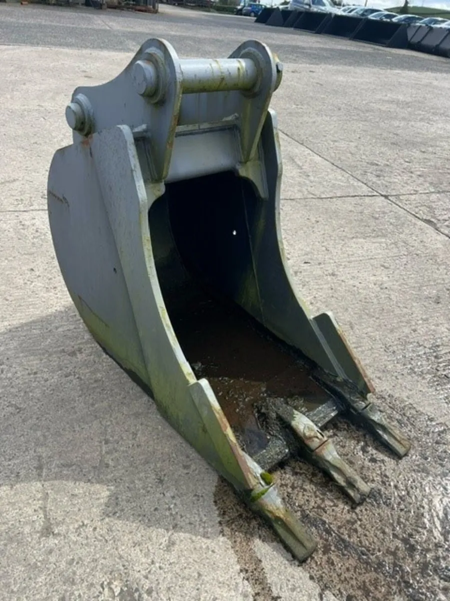 2ft digging bucket to suit 15-18 ton machine