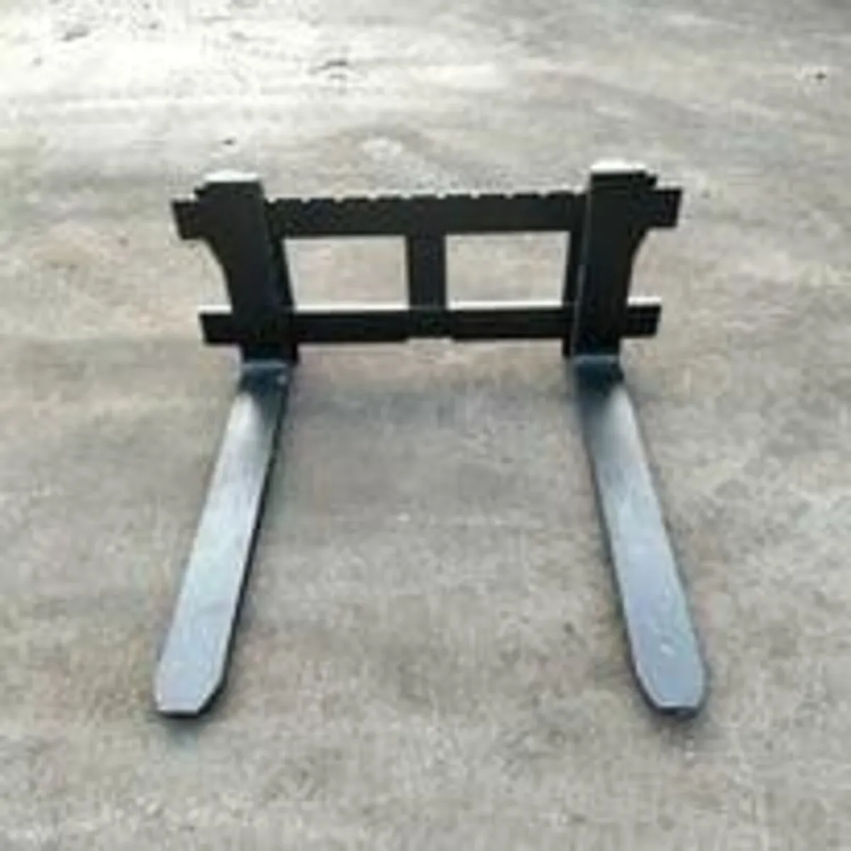 Forks On Carriage With Euro 8 Attachment Brackets - Image 1