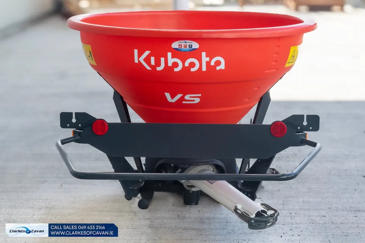 Kubota VS220 Fertiliser Spreader - Image 1