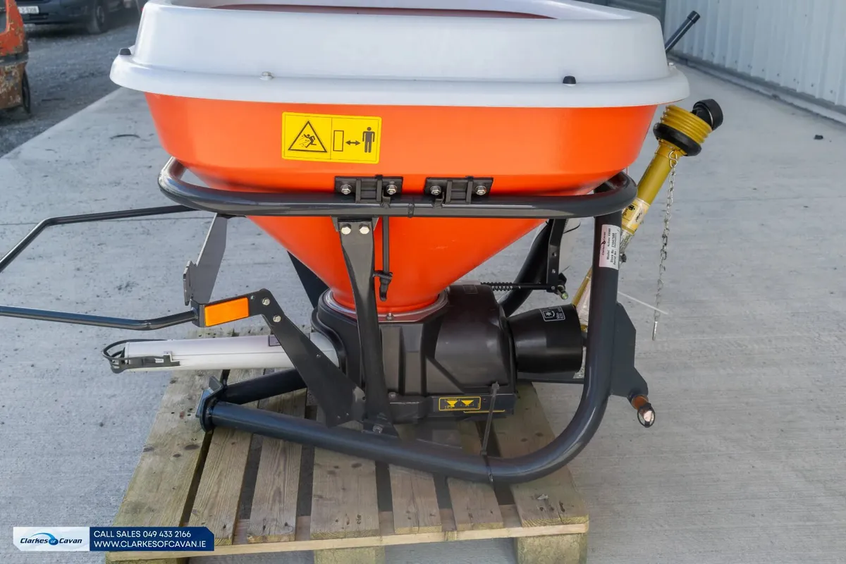 Kubota VS500 10cwt Fertiliser Spreader - Image 2