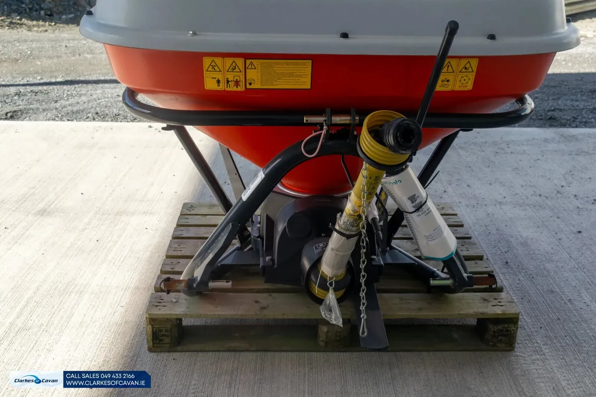 Kubota VS500 10cwt Fertiliser Spreader - Image 3