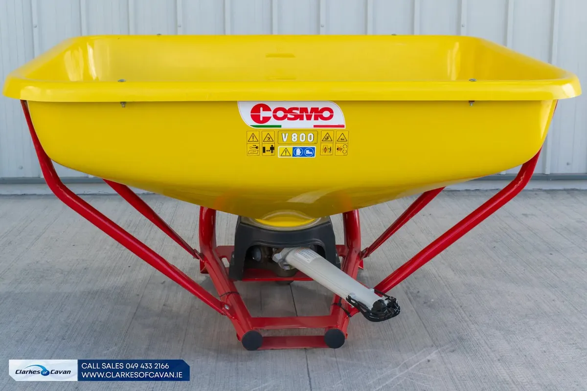 New Cosmo P800 Fertilser Spreader - Image 1