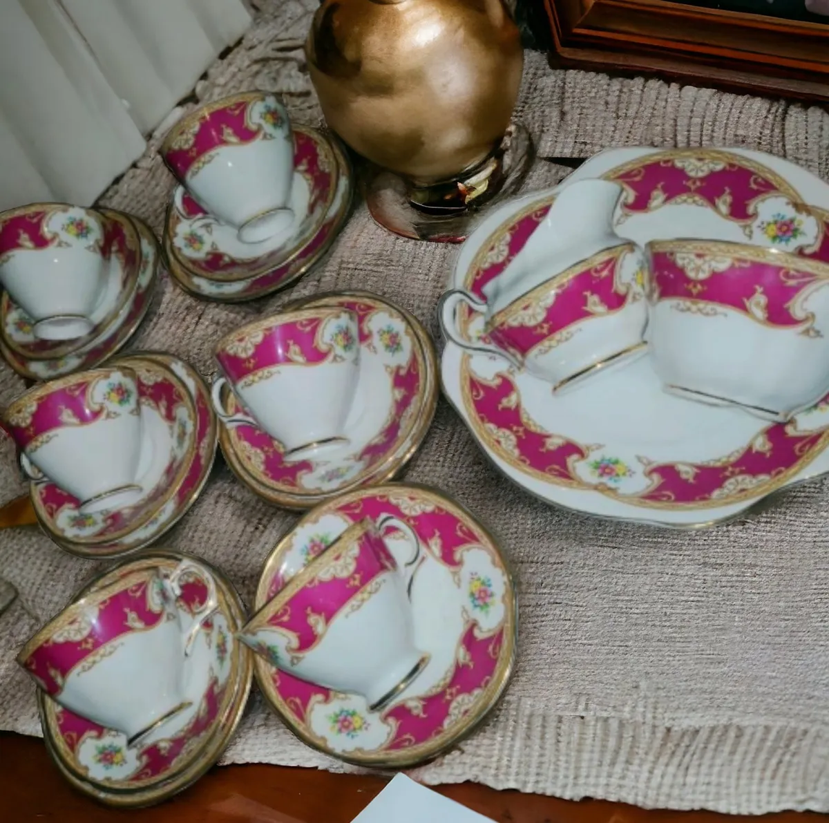 Royal Tara Lady Hamilton teaset 20 - Image 1