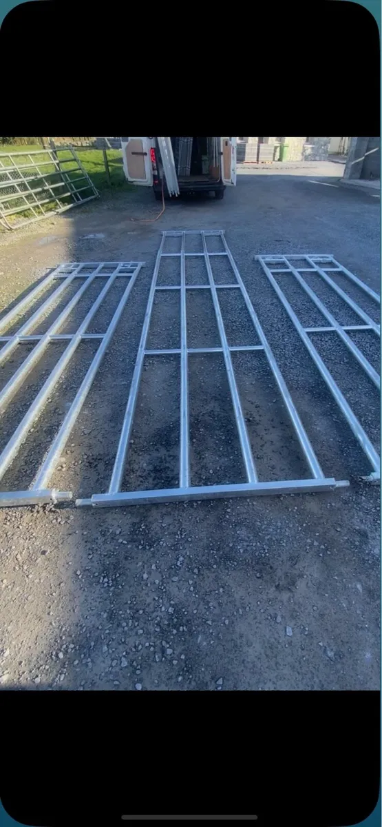 Extendable, gates and feeding barriers - Image 1