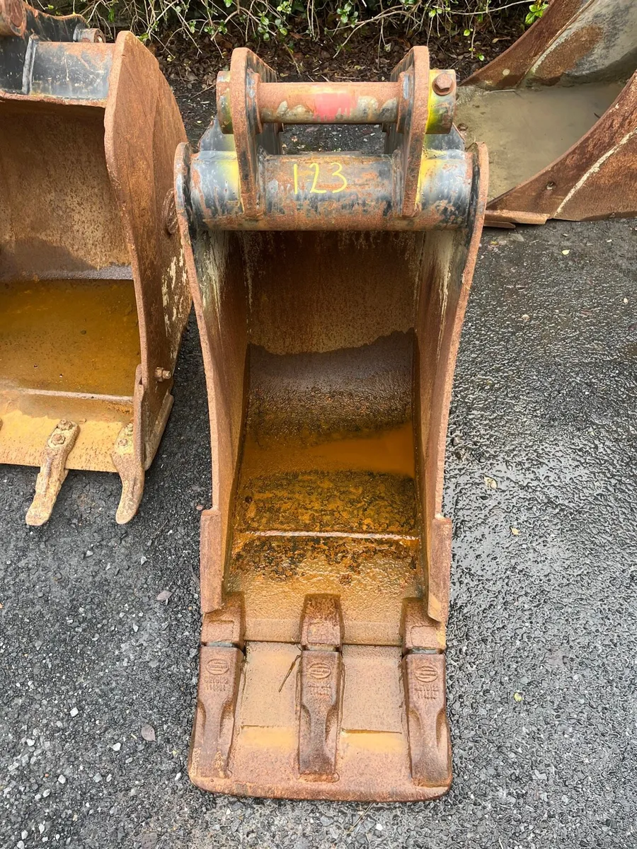 18” Strickland bucket - Image 1
