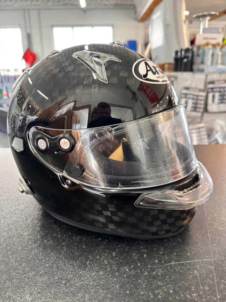 New Arai GP-7SRC Carbon Race Helmet - Image 2