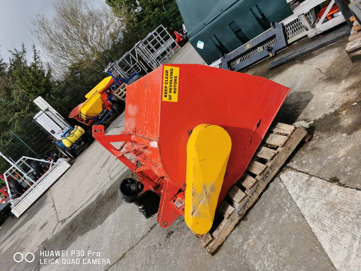 Rear mounted spreader - Image 1