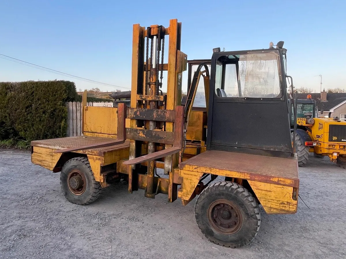 Boss side loader forklift - Image 1