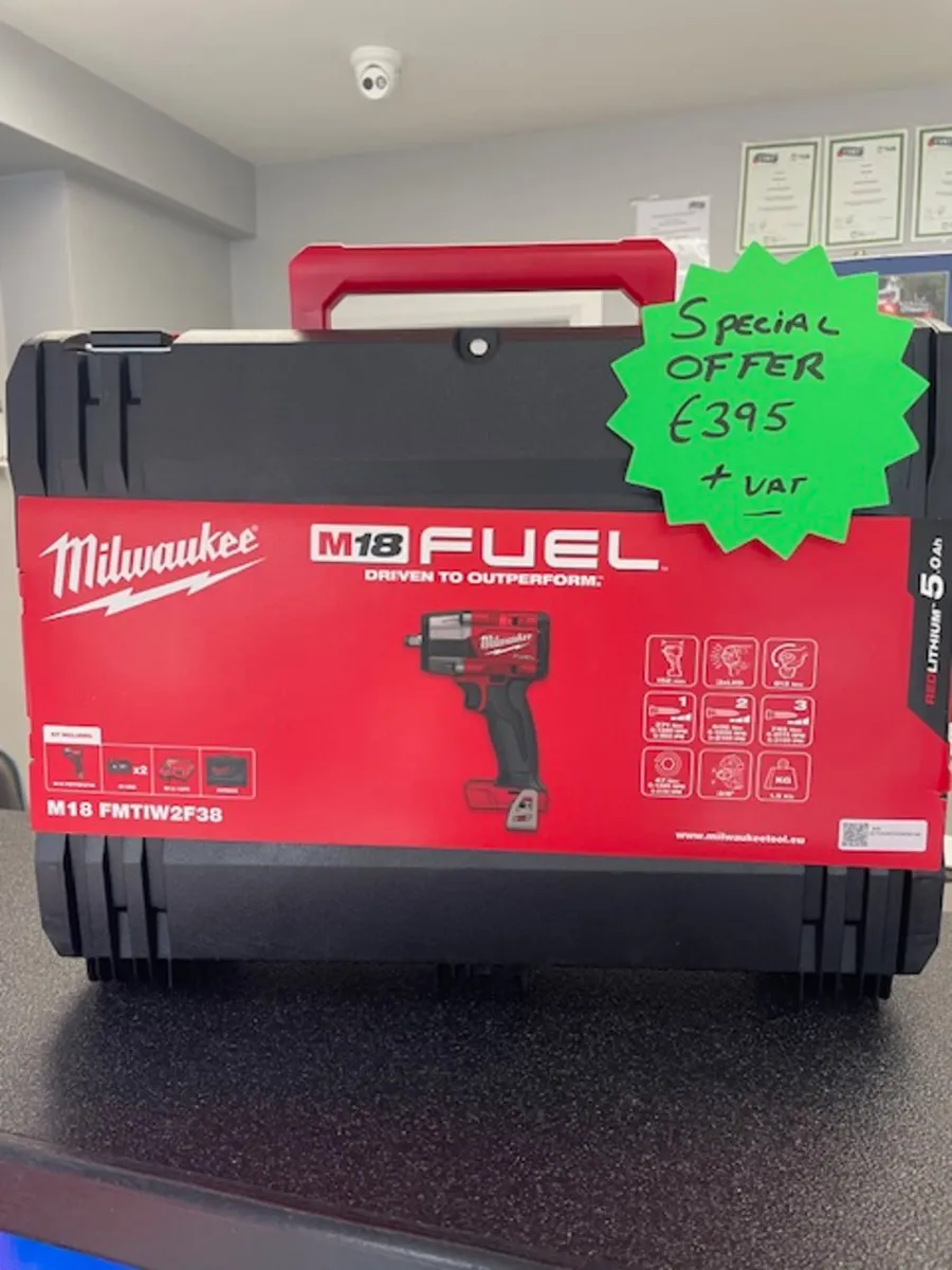 M18  3/8 " Mid Torque Impact Wrench Kit -Offer €€€ - Image 3