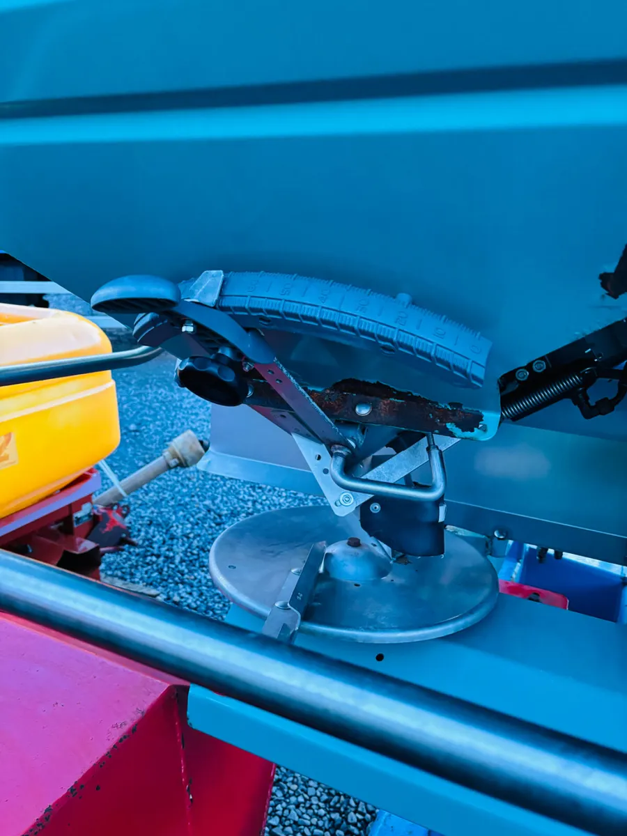 Sulky fertiliser spreader on bogie for sale in Co. Longford for €5,250