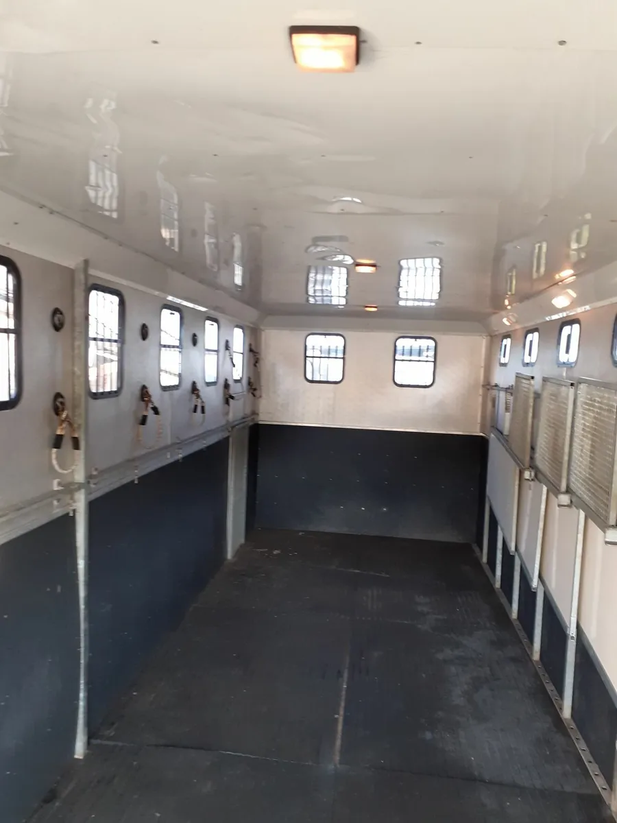 HORSE  TRAILER/ HORSE TRANSPORT - Image 3