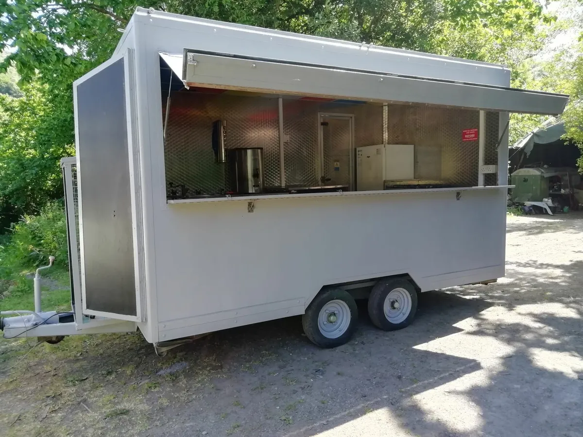 Mobile catering unit with catering equipment