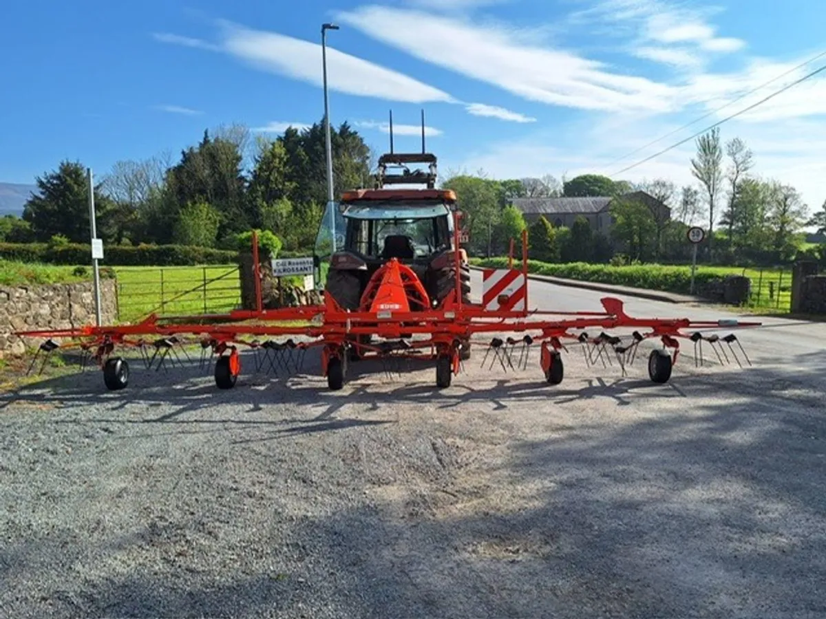 2019 Kuhn GF7802 6 Rotor Tedder - Image 1