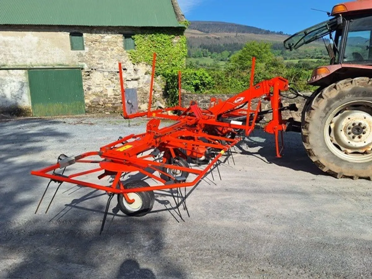 2019 Kuhn GF7802 6 Rotor Tedder - Image 2