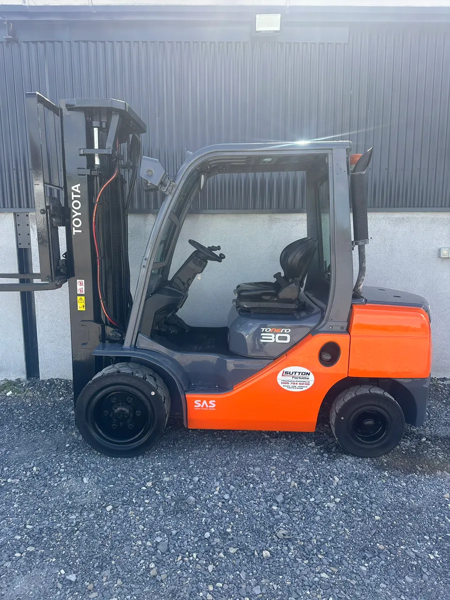 Toyota 8FDF30 Forklift - Image 1