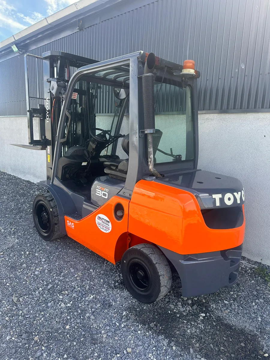 Toyota 8FDF30 Forklift - Image 2