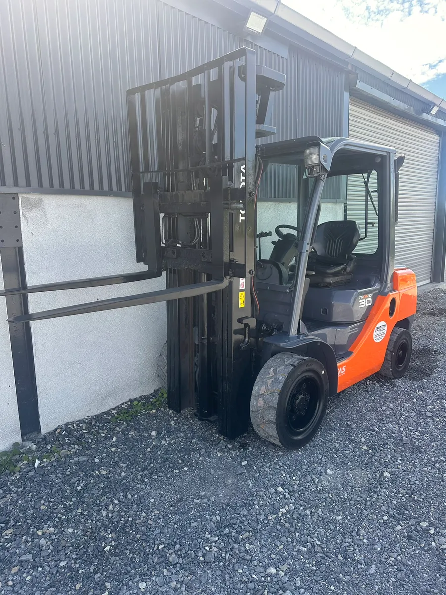 Toyota 8FDF30 Forklift - Image 3