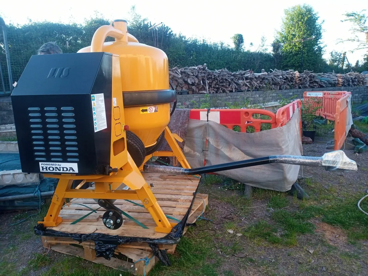 Towable cement mixer, 4 bag, Honda engine. New. - Image 2