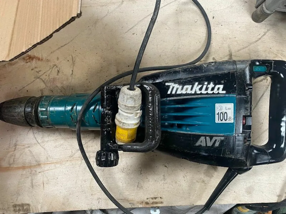 Makita HM 1214C Demolision Hammer - Image 1