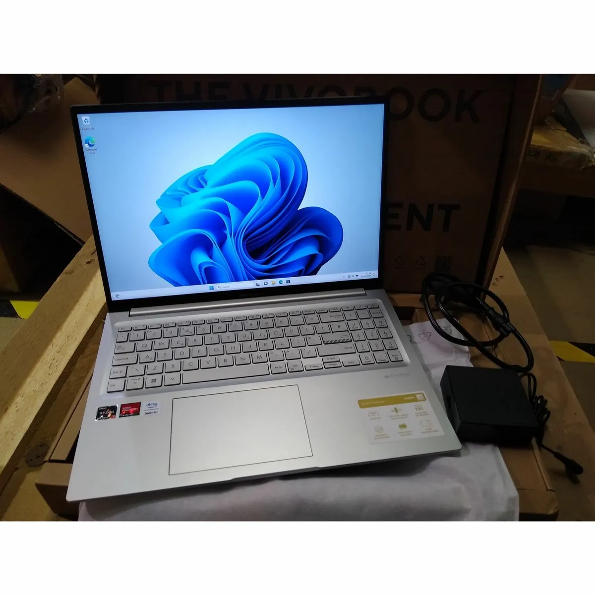 Asus M1603Q Laptop. 16 gig ram, 1000g SSD, Win11