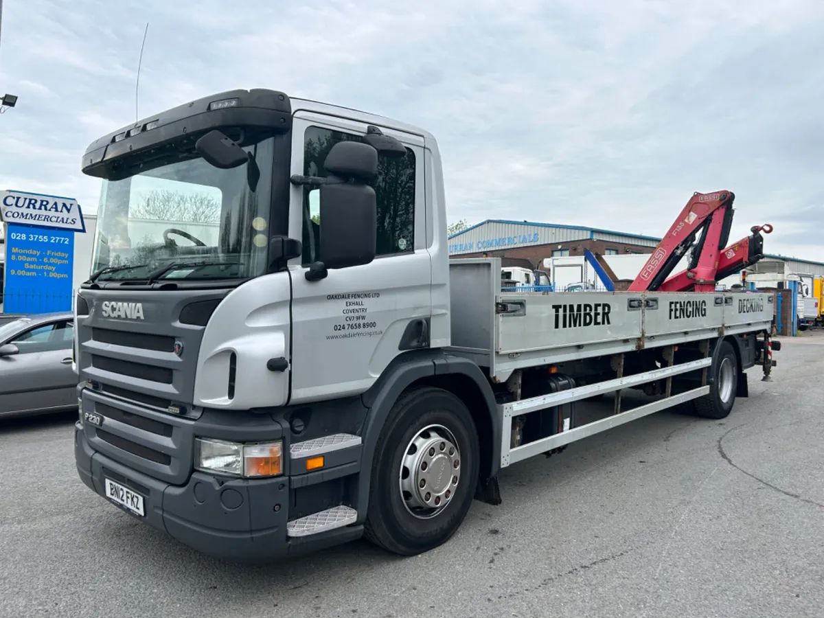 2012 Scania p230 18 ton flat with remote crane - Image 1