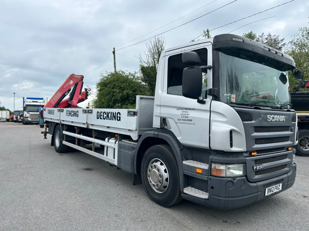 2012 Scania p230 18 ton flat with remote crane - Image 3