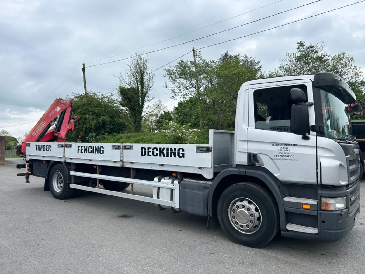 2012 Scania p230 18 ton flat with remote crane - Image 4
