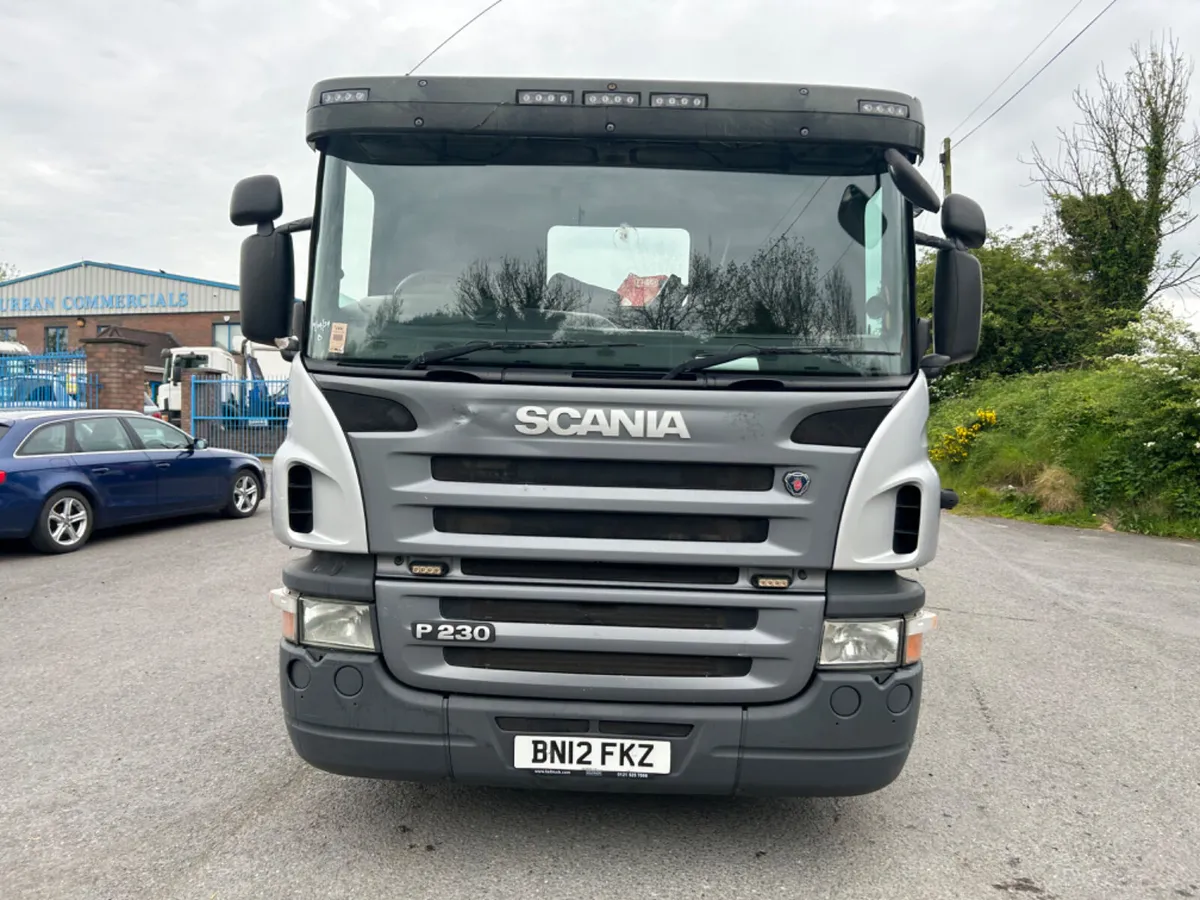 2012 Scania p230 18 ton flat with remote crane - Image 2