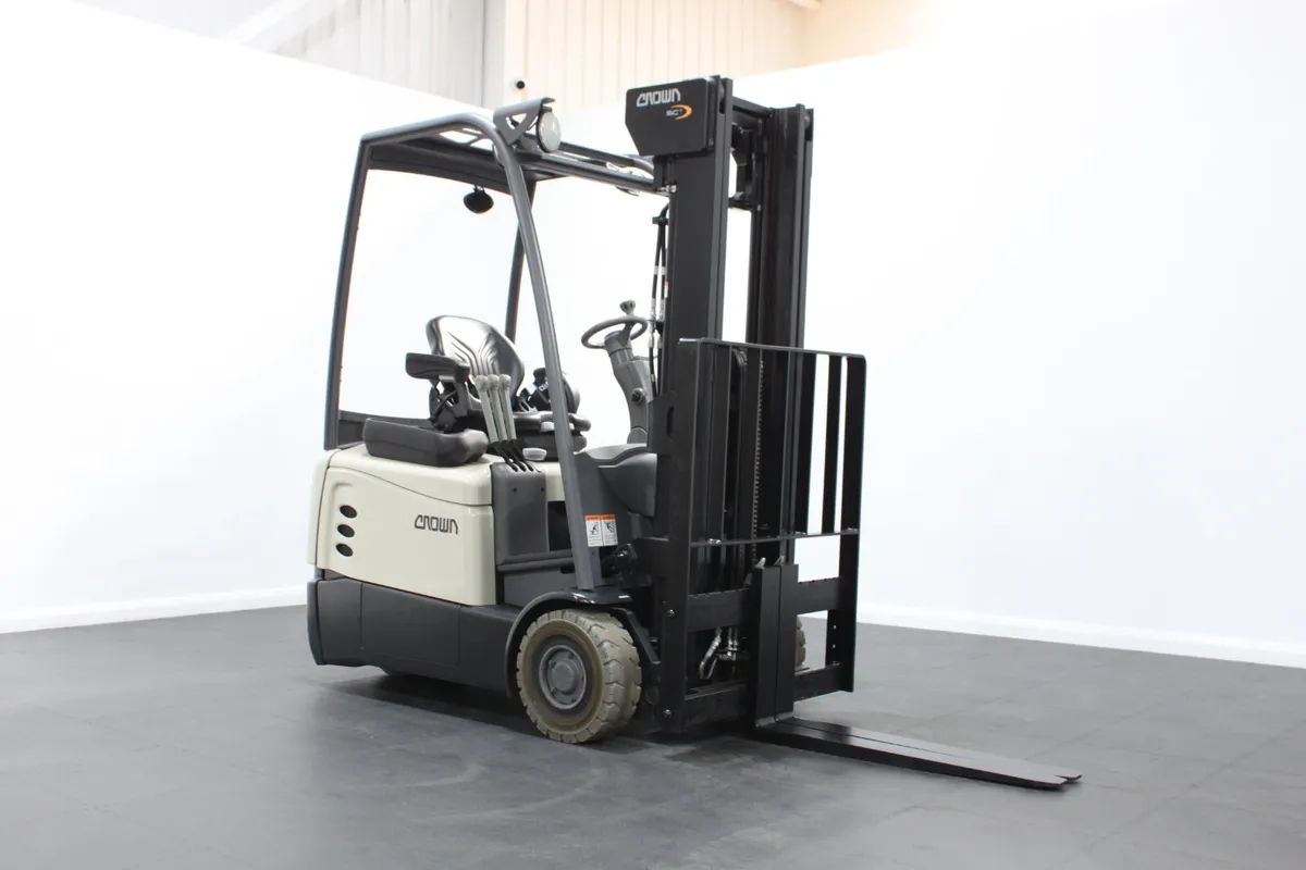 Crown SCT6020 1.6T Twin Wheel Electric Forklift - Image 1