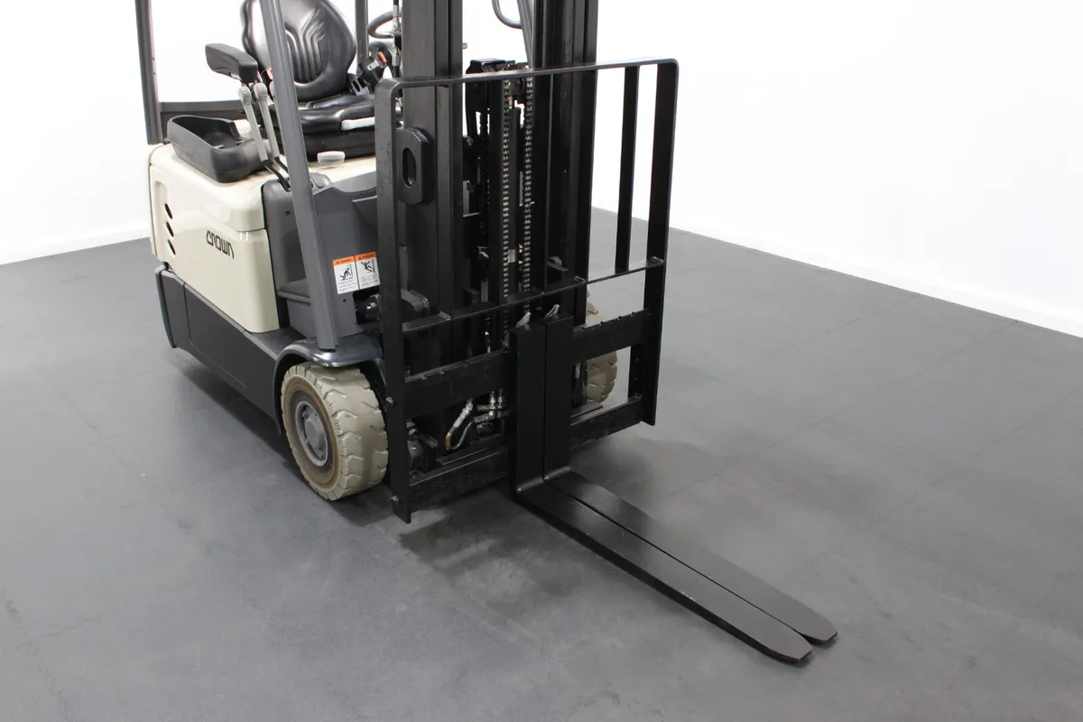 Crown SCT6020 1.6T Twin Wheel Electric Forklift - Image 4