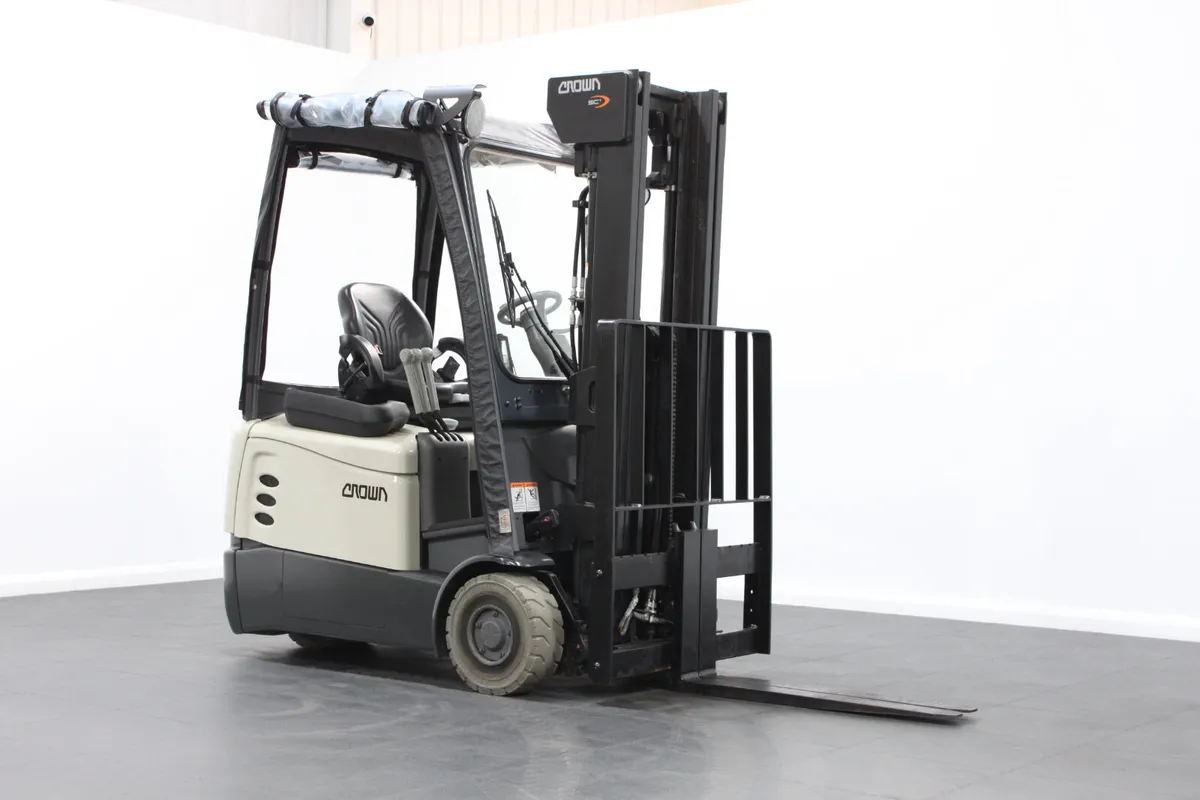 Crown SCT6020 1.6T with Fully Enclosed PVC Cab - Image 3