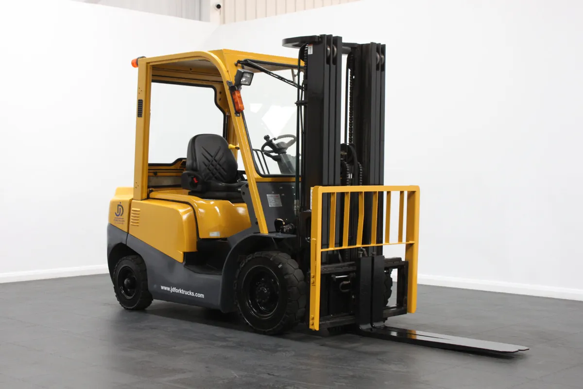 TEU 2.5T Diesel 1/2 Cab Counterbalance Forklift - Image 1