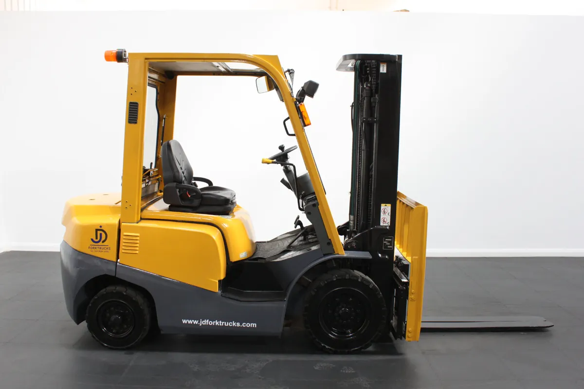 TEU 2.5T Diesel 1/2 Cab Counterbalance Forklift - Image 3