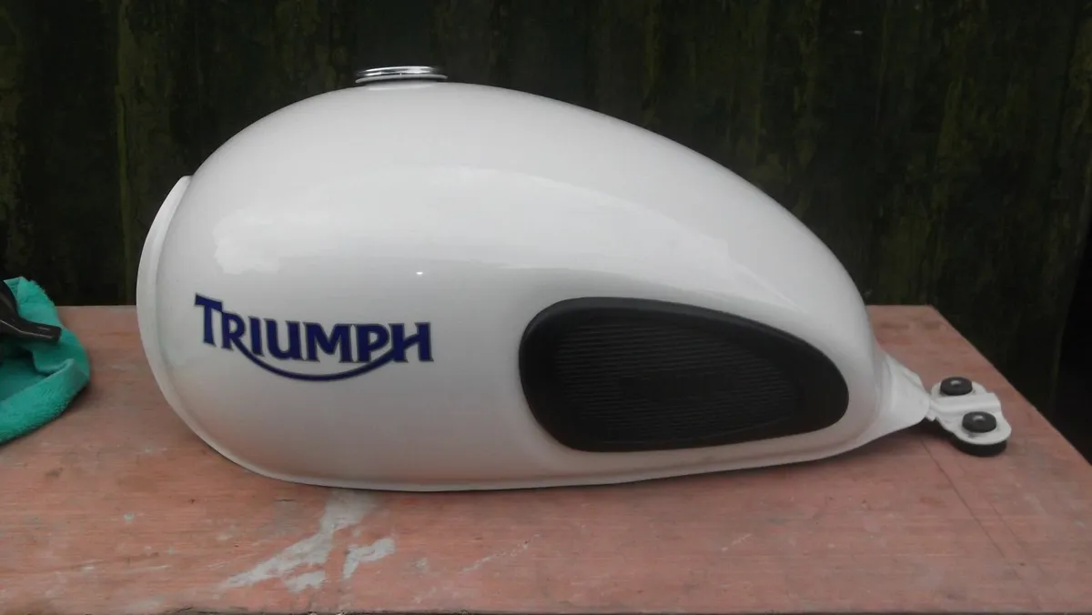 HARLEY  DAVIDSON SPARES AND triumph tank - Image 1