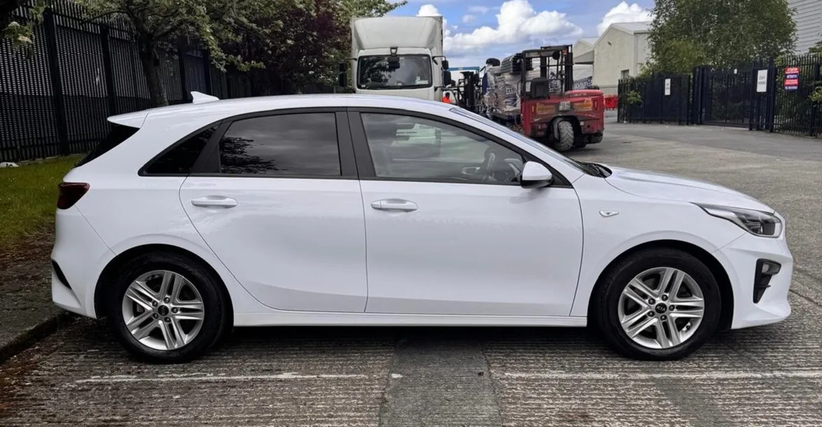 2021 Kia Ceed Commercial - Image 3