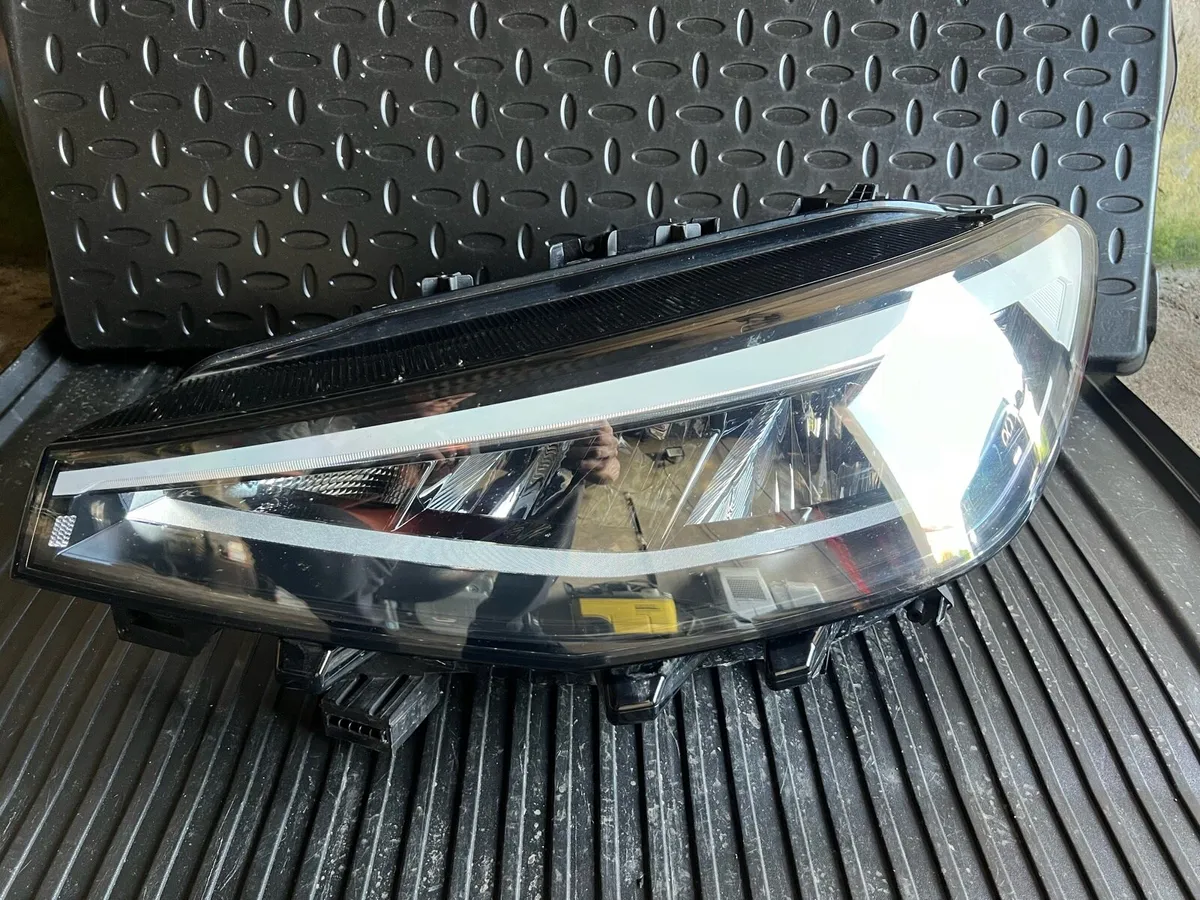 Headlight Audi Volkswagens id4 A1 passat - Image 1