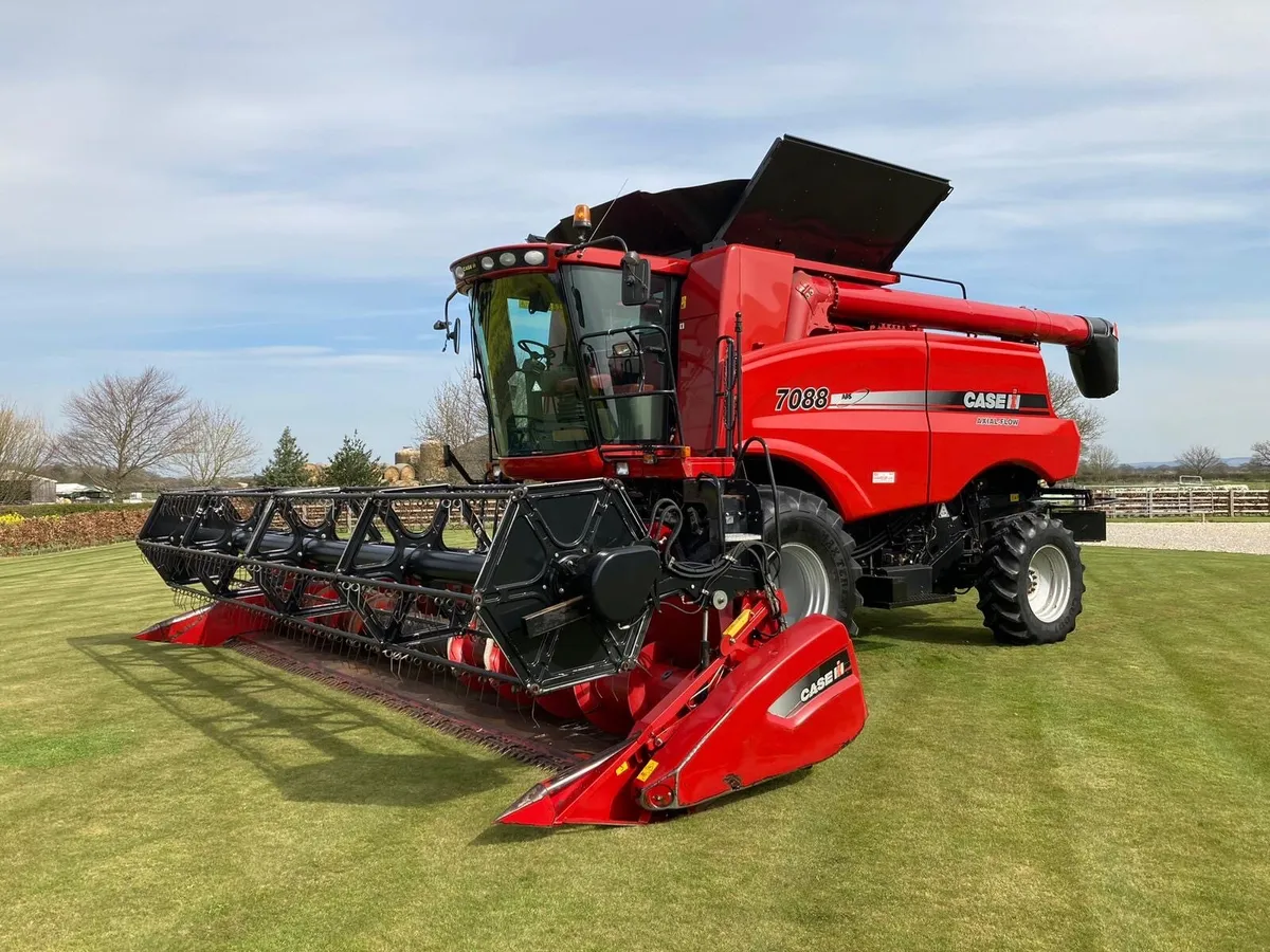 Case IH 7088 Axial combine 24ft header included - Image 1