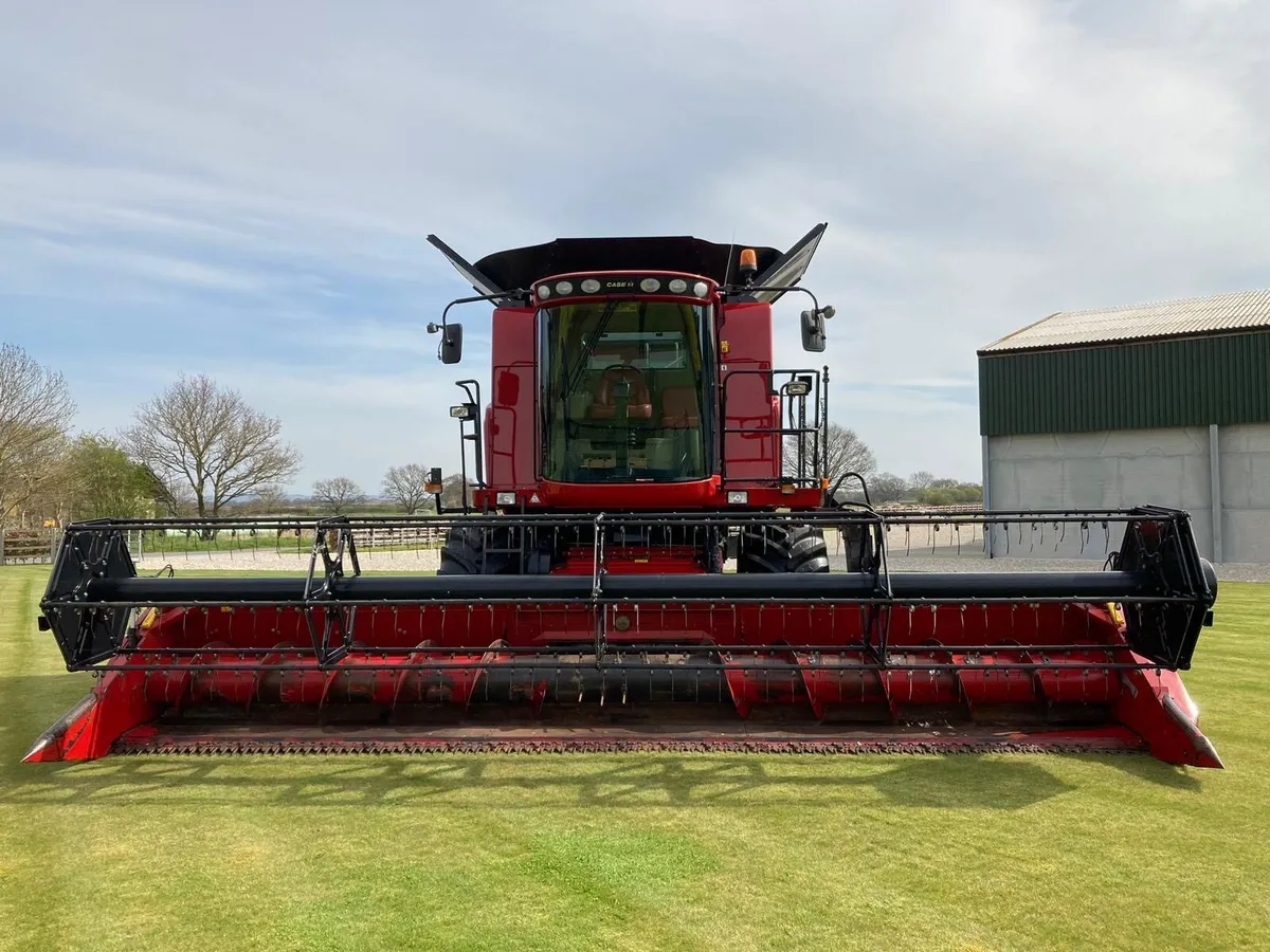 Case IH 7088 Axial combine 24ft header included - Image 2