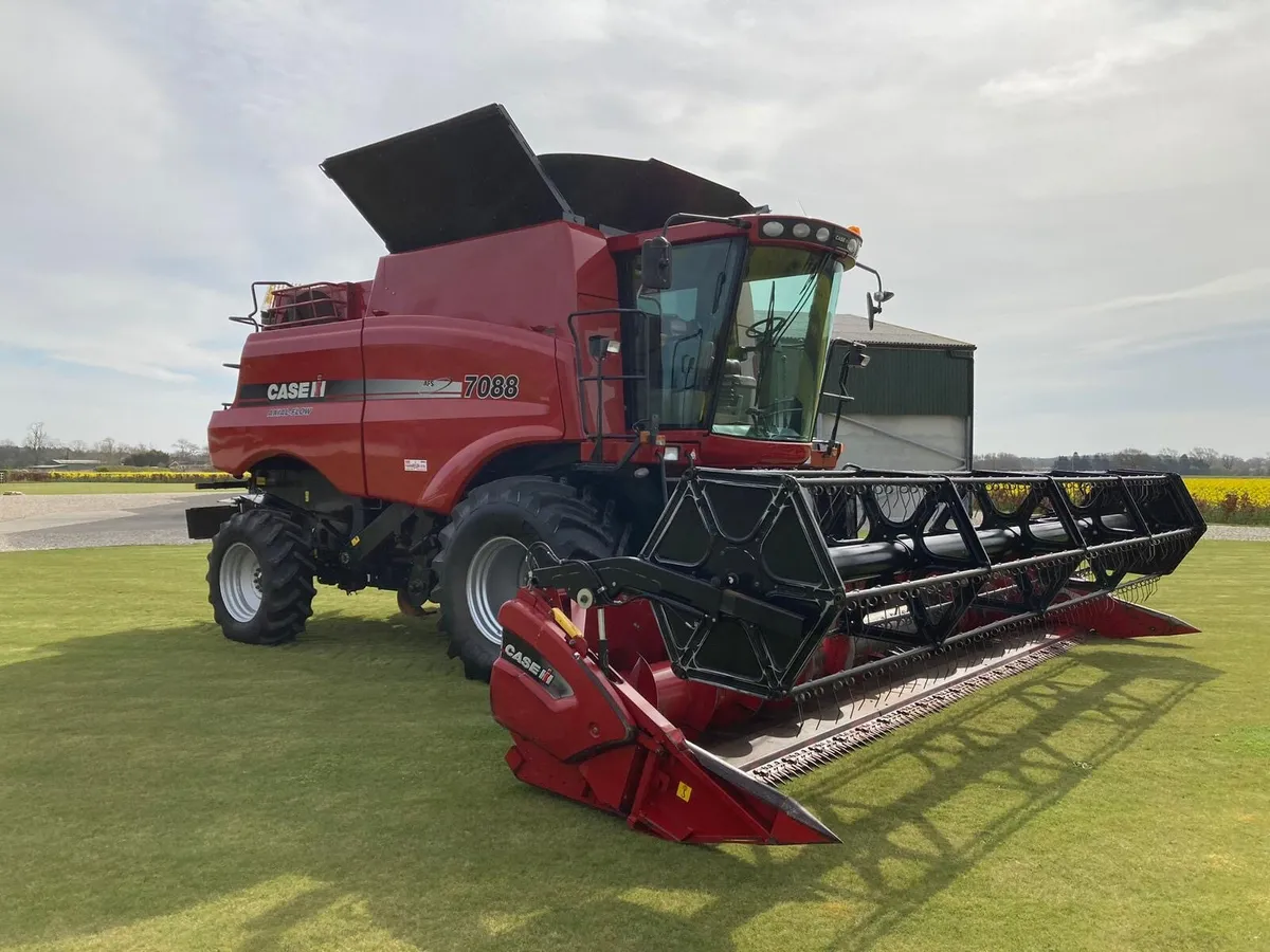 Case IH 7088 Axial combine 24ft header included - Image 3