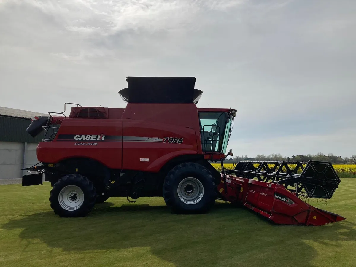 Case IH 7088 Axial combine 24ft header included - Image 4