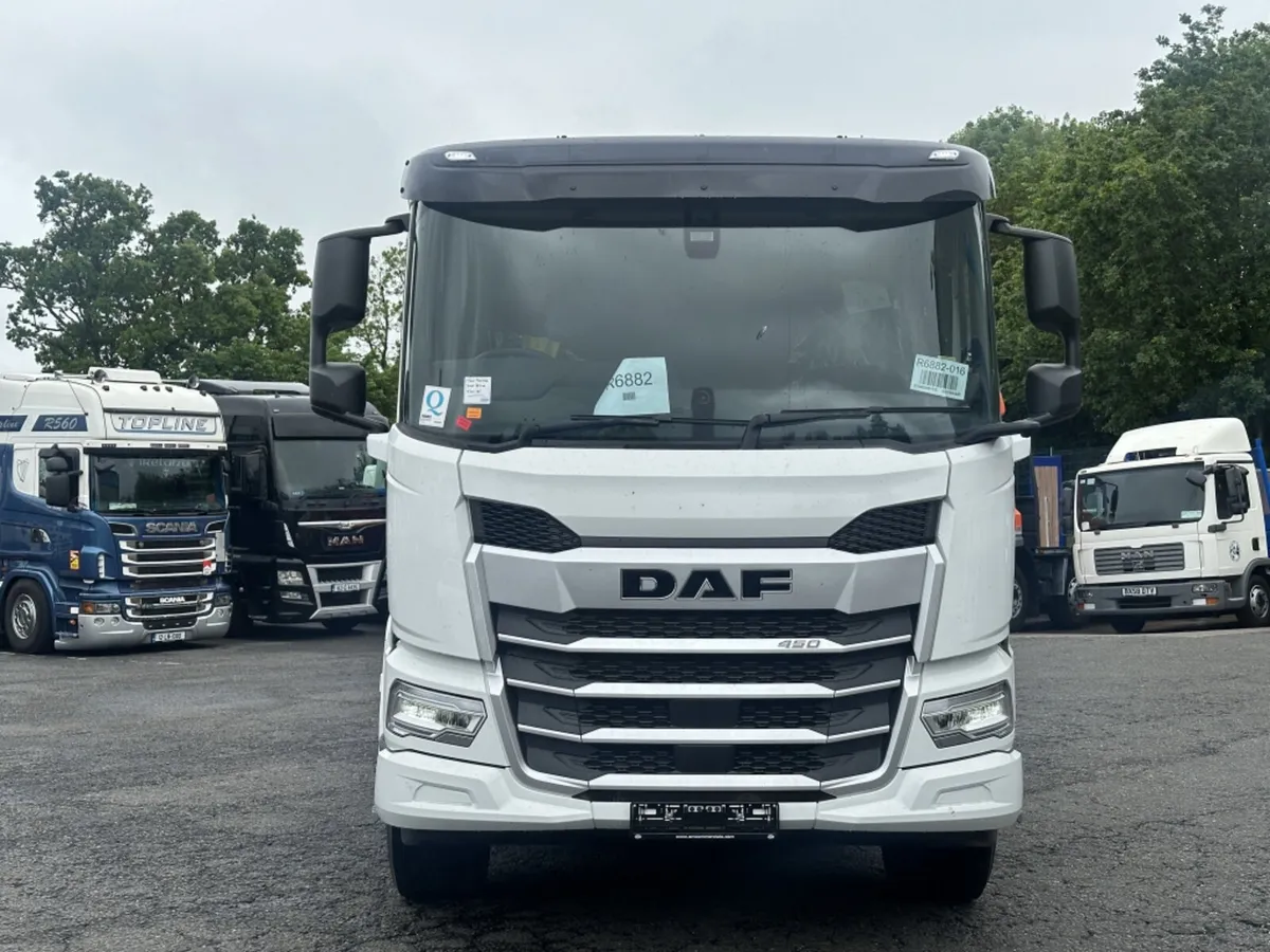 NEW UNREGISTERED DAF XD450 WITH NEW BEAVERTAIL - Image 2