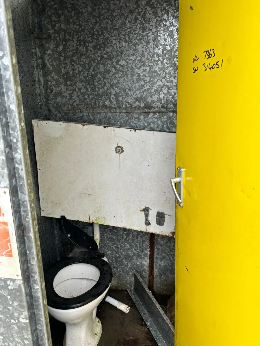 2 Toilet Blocks - Image 2