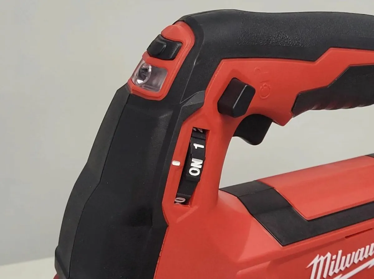 Milwaukee Bare Cordless Grease Gun - Image 2