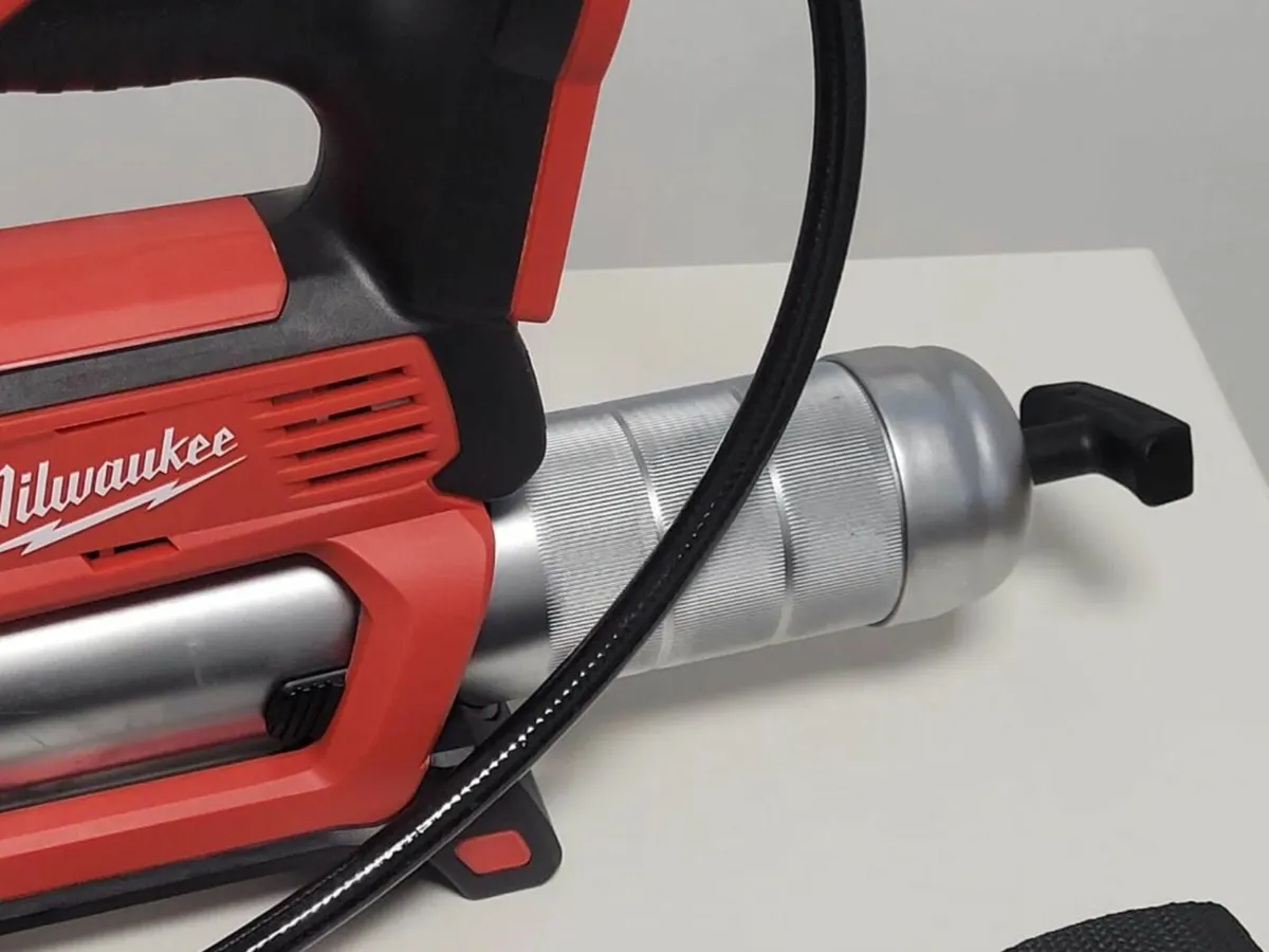 Milwaukee Bare Cordless Grease Gun - Image 4