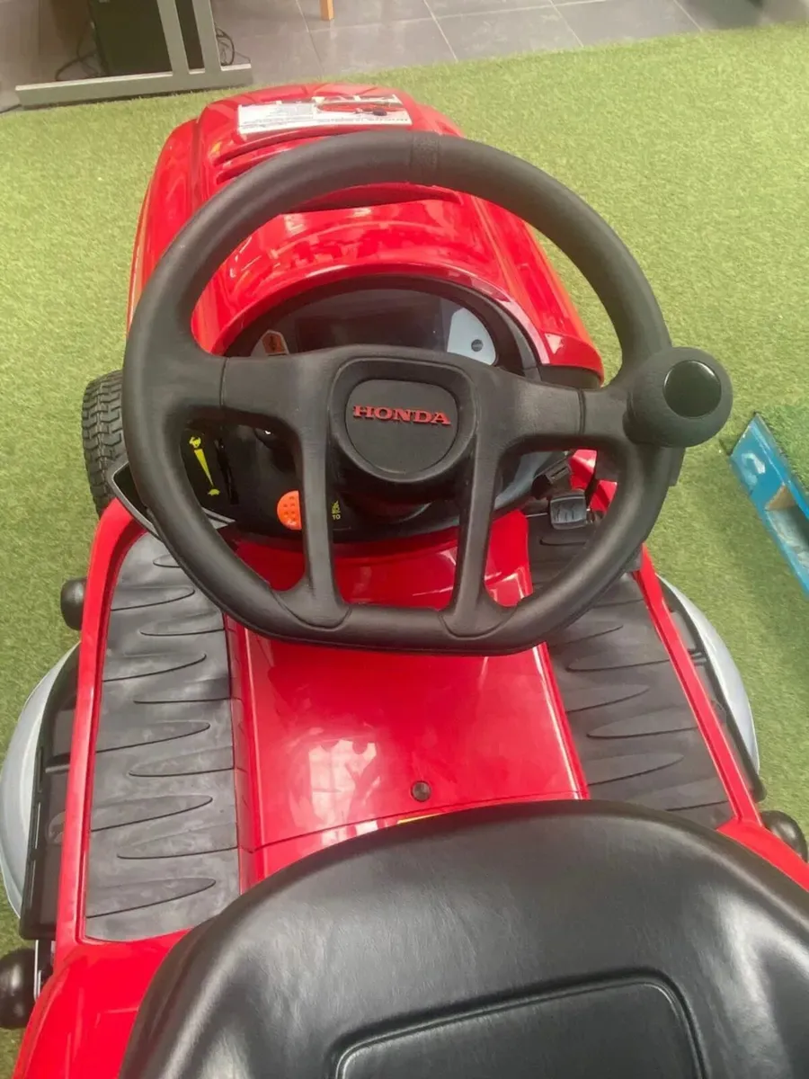 New Honda HF2625 Ride-on Lawnmower - Image 4
