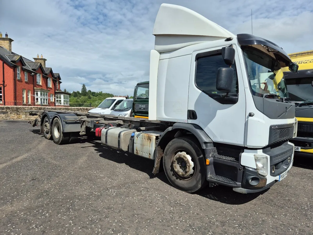 2016 Volvo FE320 6x2 rear lift 32ft chassis - Image 1