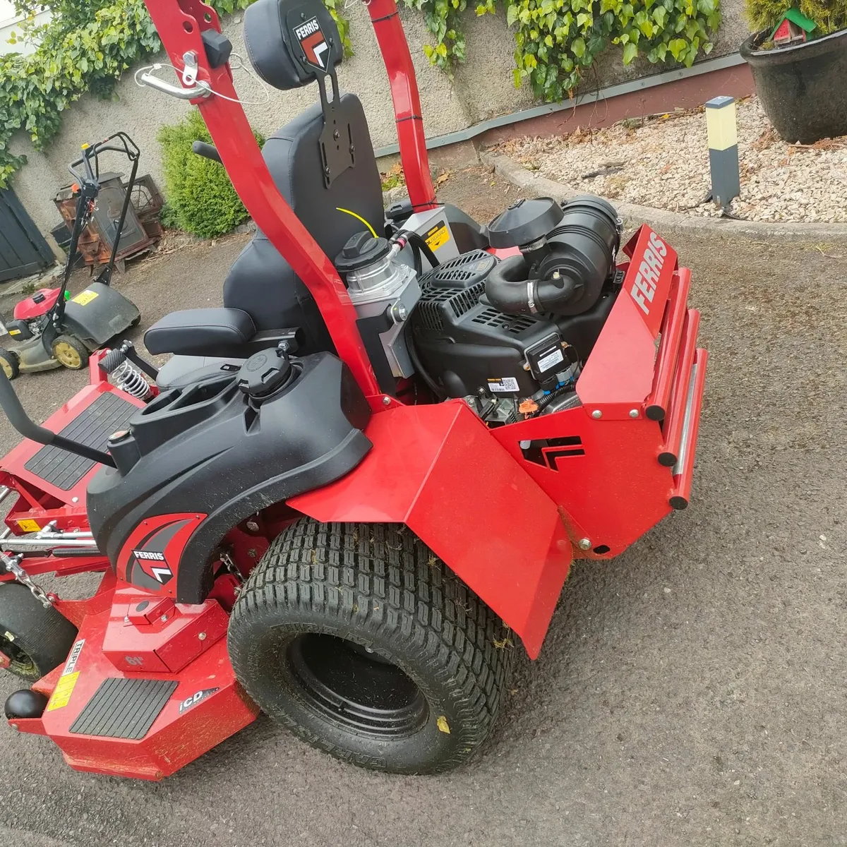 FERRIS - Ride On / ZERO TURN LAWNMOWER - 28HP - Image 3